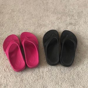 OOFOS Flip Flop Bundle (both pair)